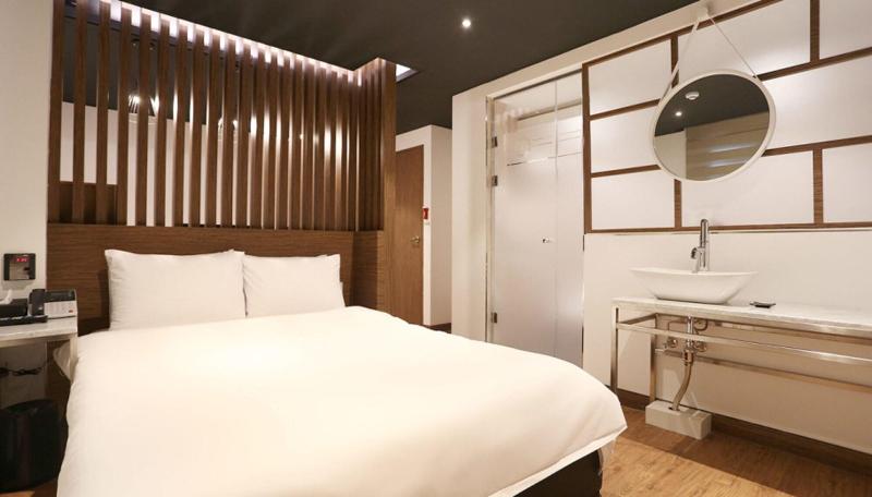 Louis Hotel image