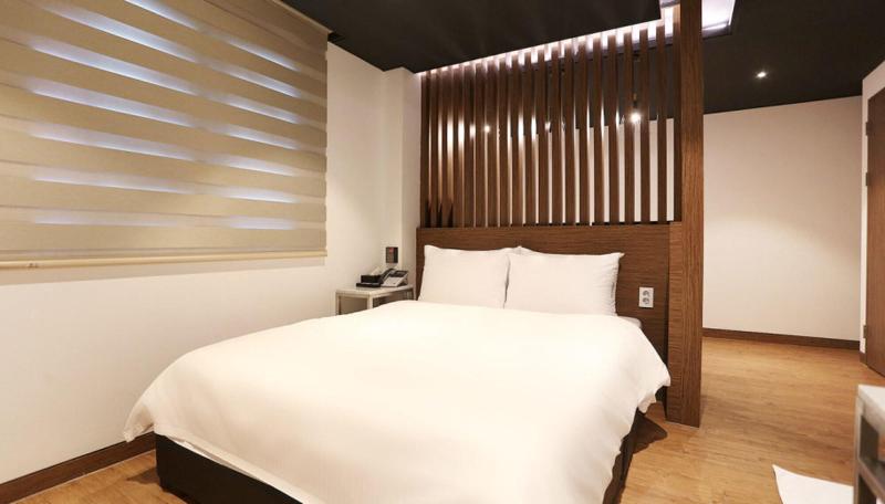 Louis Hotel image