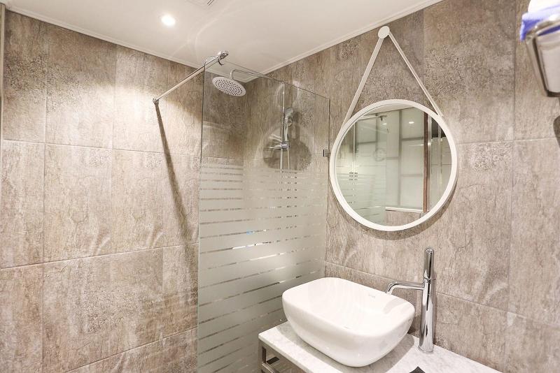 Louis Hotel image