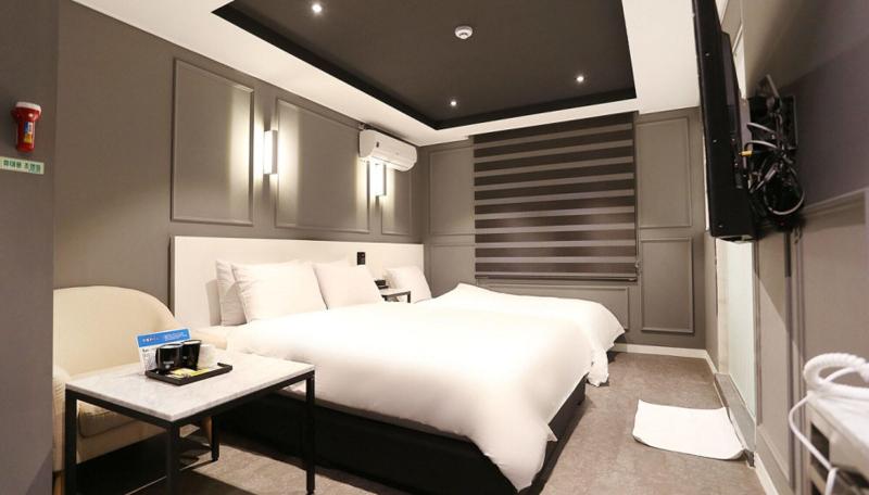Louis Hotel image