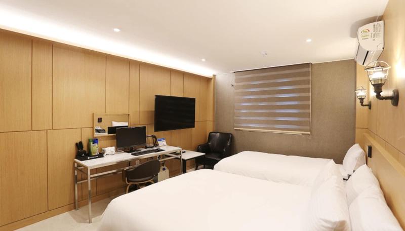 Louis Hotel image