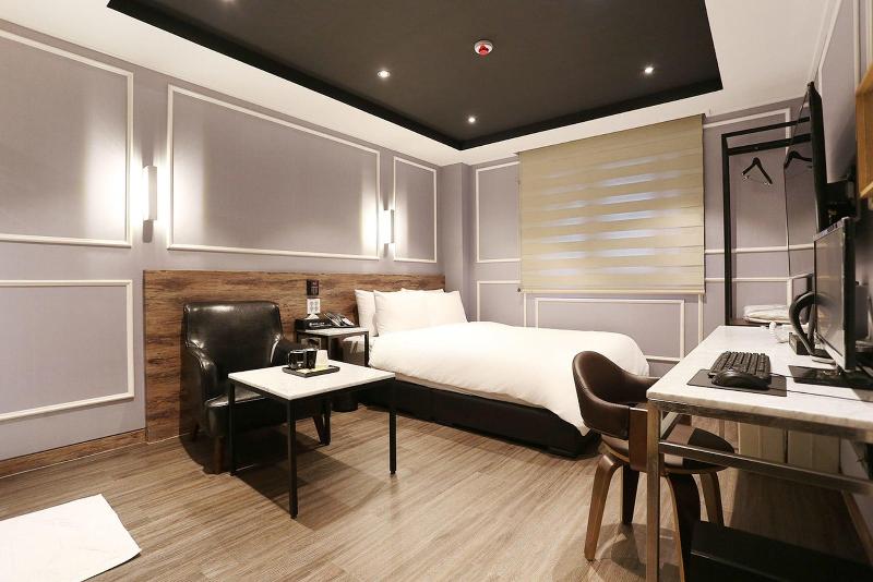 Louis Hotel image
