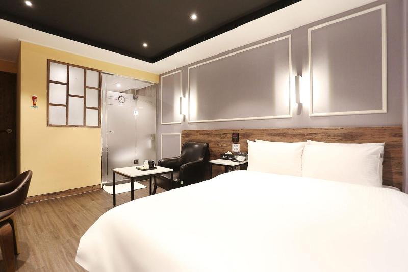 Louis Hotel image