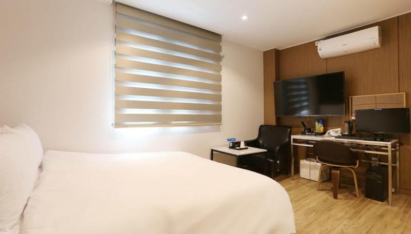 Louis Hotel image