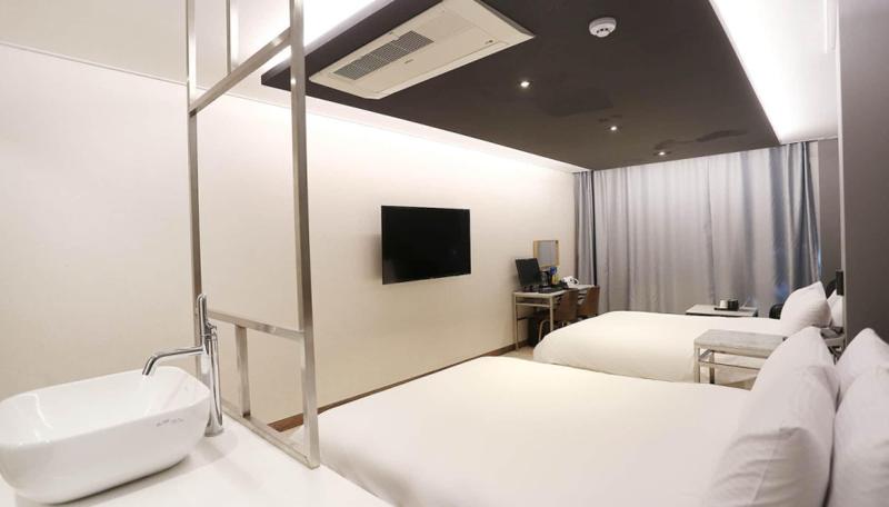 Louis Hotel image