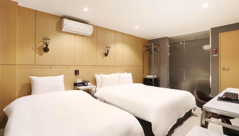 Louis Hotel image