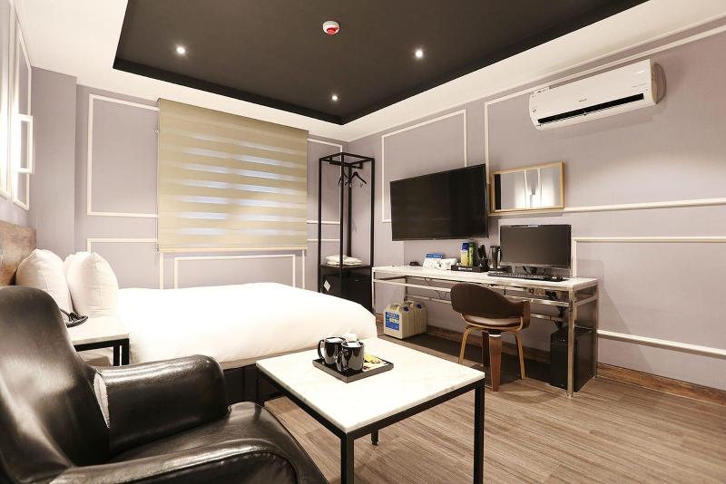 Louis Hotel image