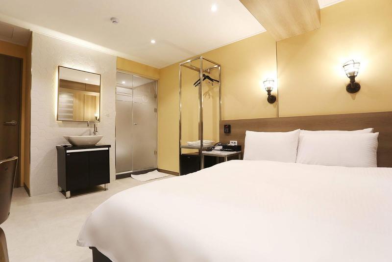 Louis Hotel image
