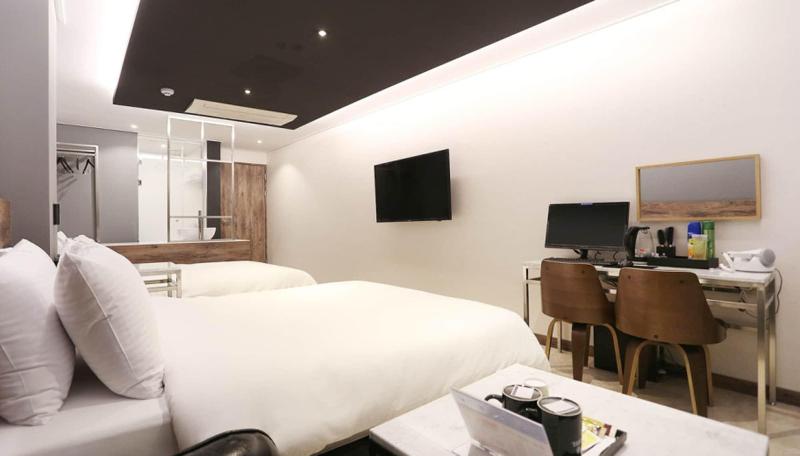 Louis Hotel image