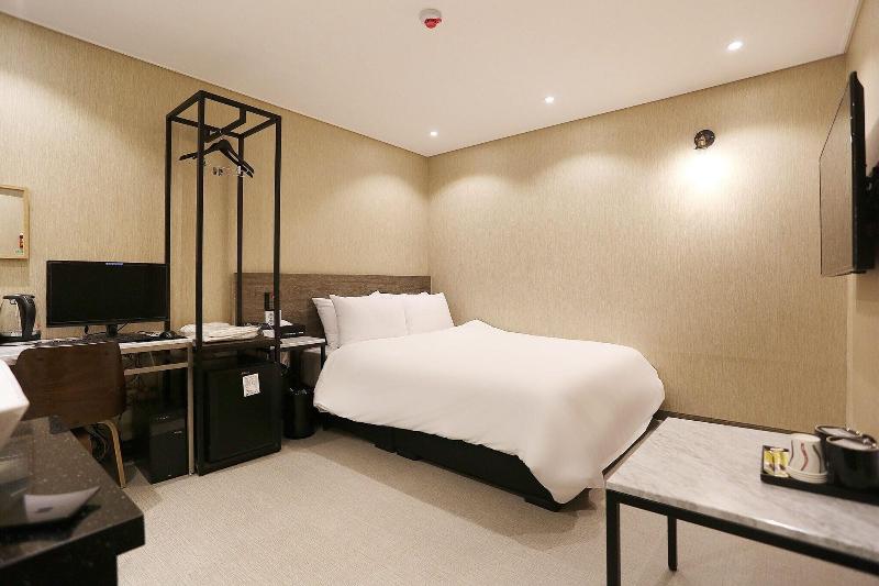 Louis Hotel image
