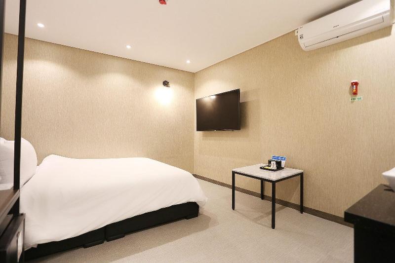 Louis Hotel image