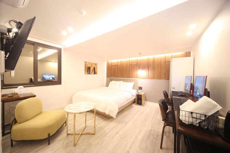 The Stone Bridge Hotel image