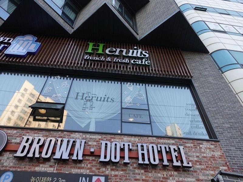 Brown Dot Hotel Masan image
