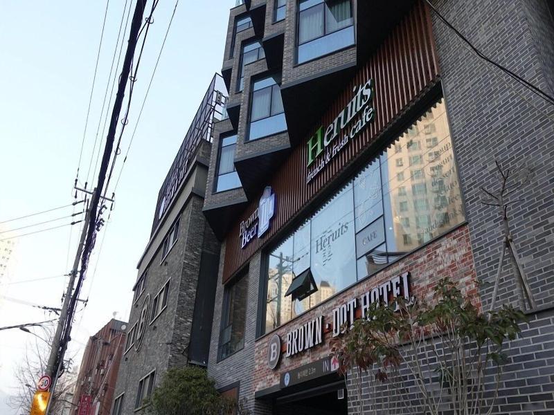 Brown Dot Hotel Masan image