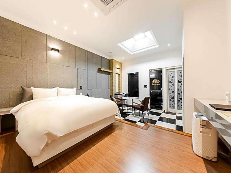 Noble Stay Hotel image