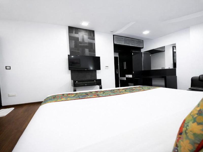 Mango Hotels - Purple Brigade image