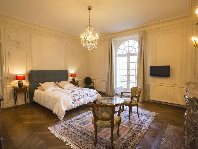 Le Château Des Monts image