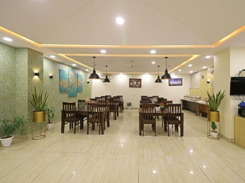 Hotel Capitol image