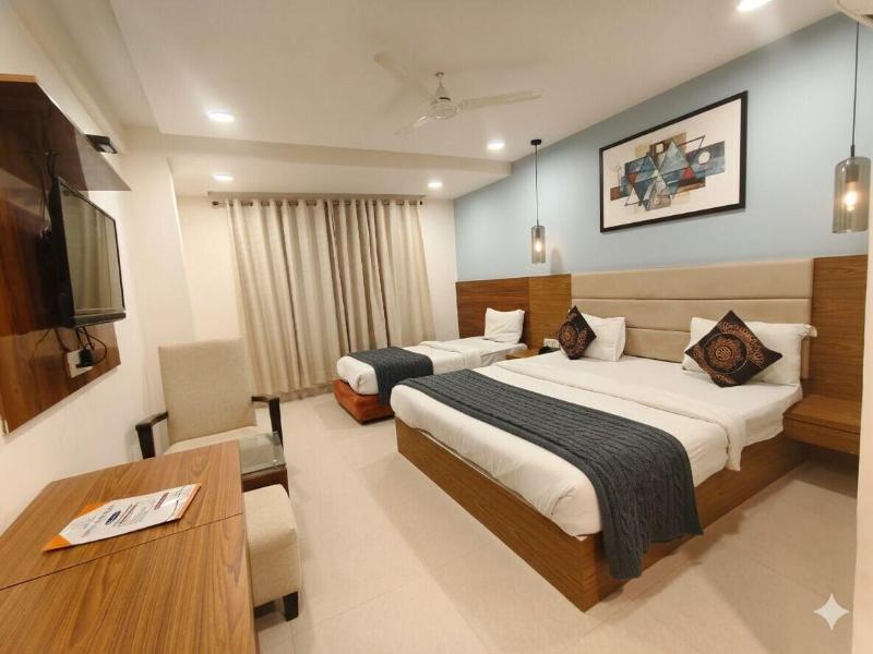 Hotel Capitol image