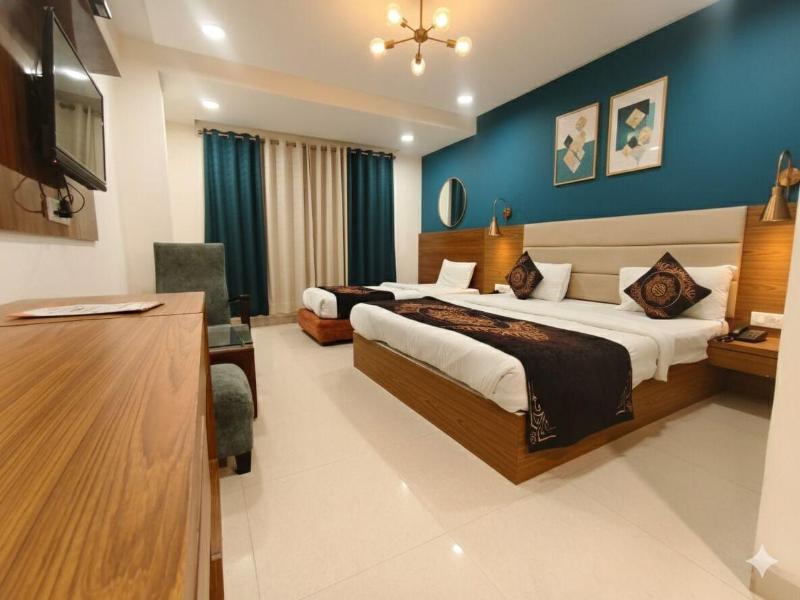 Hotel Capitol image