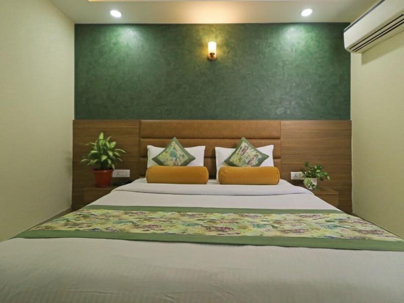 Hotel Capitol image