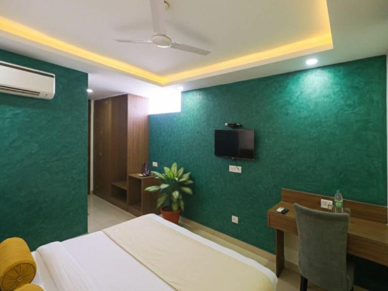 Hotel Capitol image