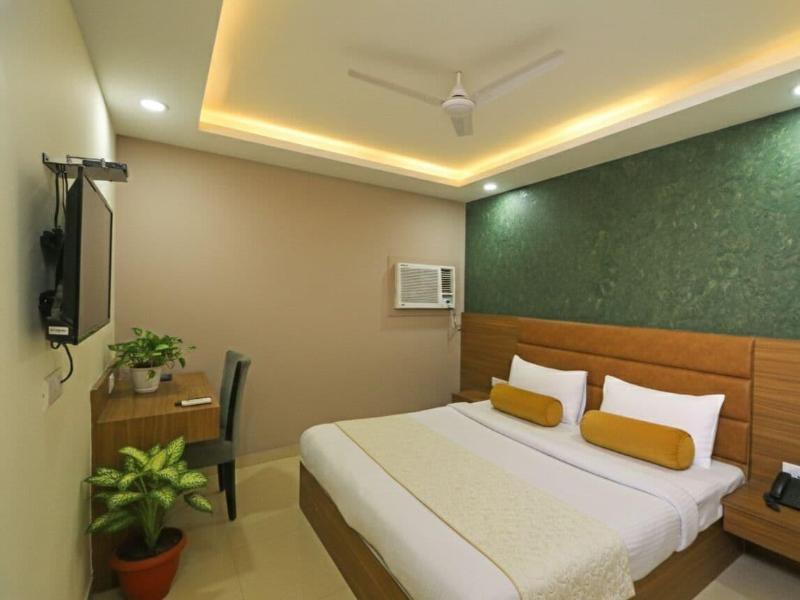 Hotel Capitol image