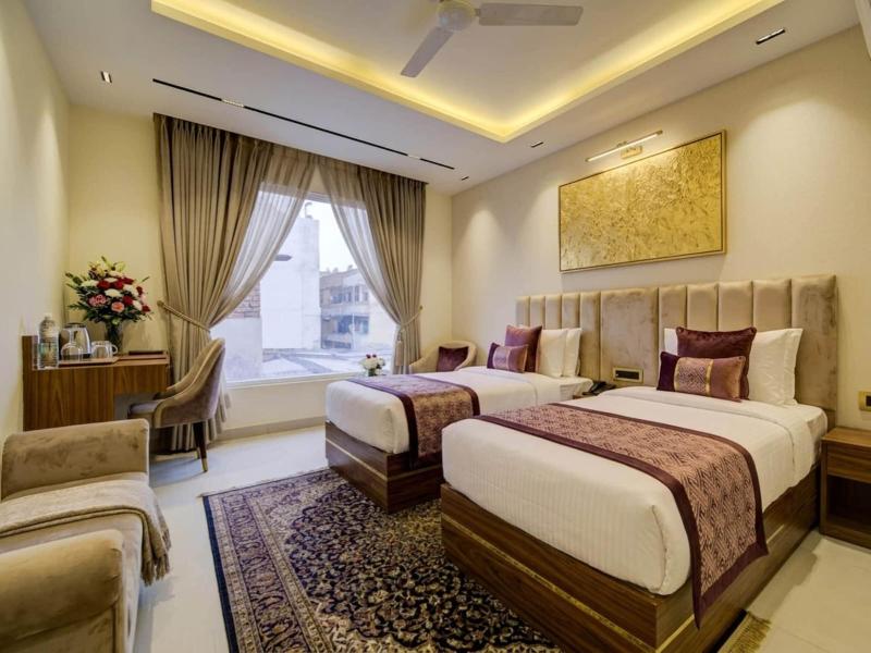 Hotel Capitol image