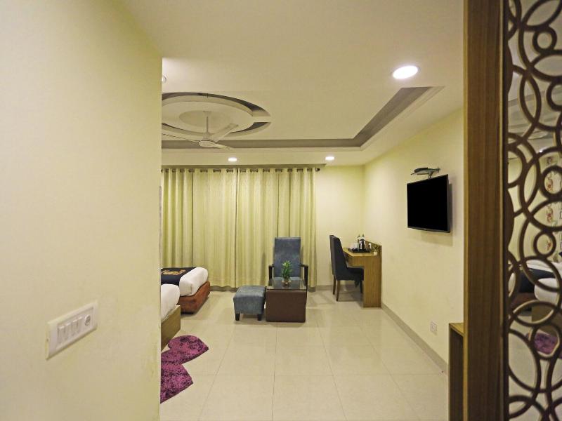 Hotel Capitol image