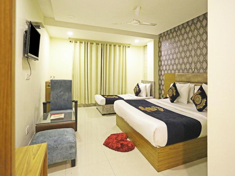 Hotel Capitol image
