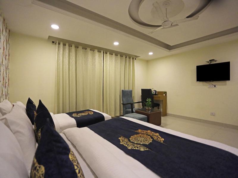 Hotel Capitol image