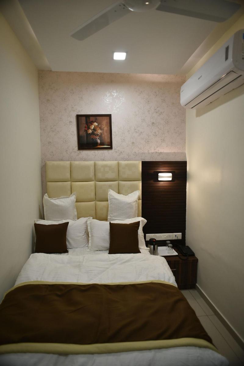 FabHotel Royal Residency Sama- Savli Rd image