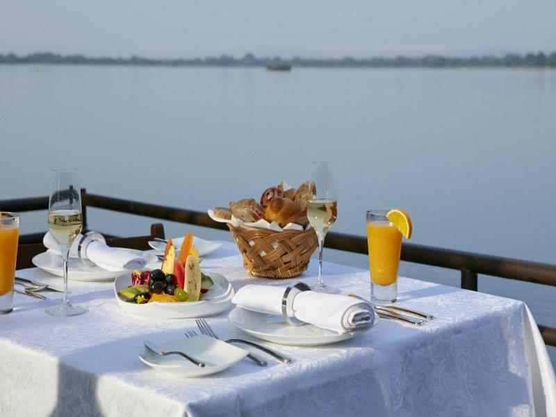 Ekho Lake House Polonnaruwa image