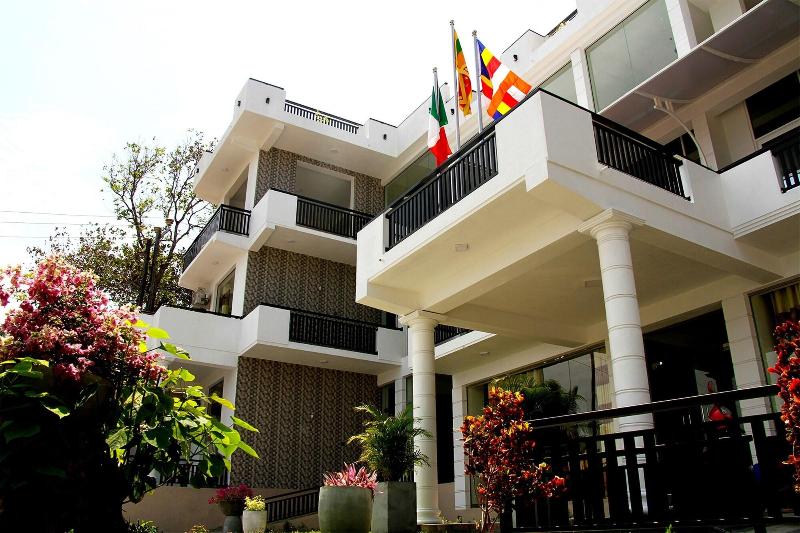 Queens Beach Hotel image