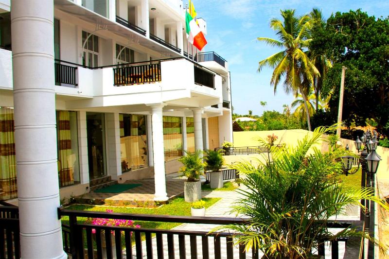 Queens Beach Hotel image