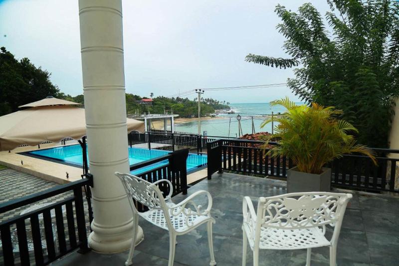 Queens Beach Hotel image