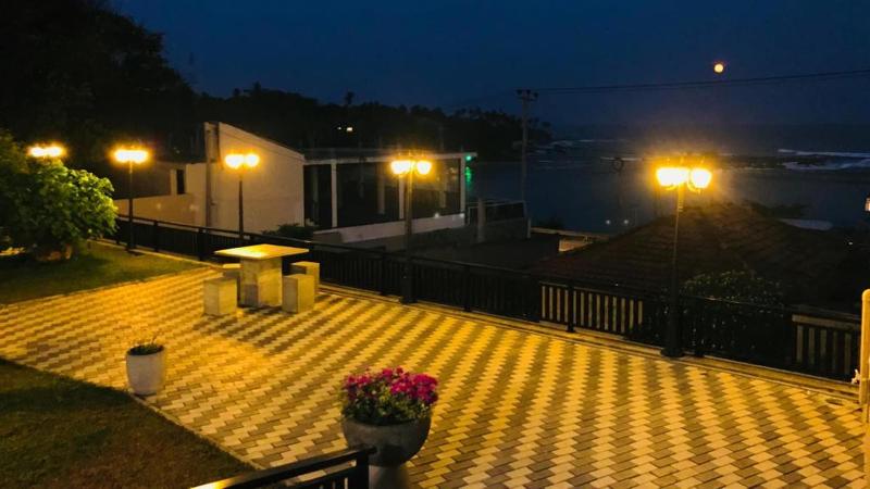 Queens Beach Hotel image