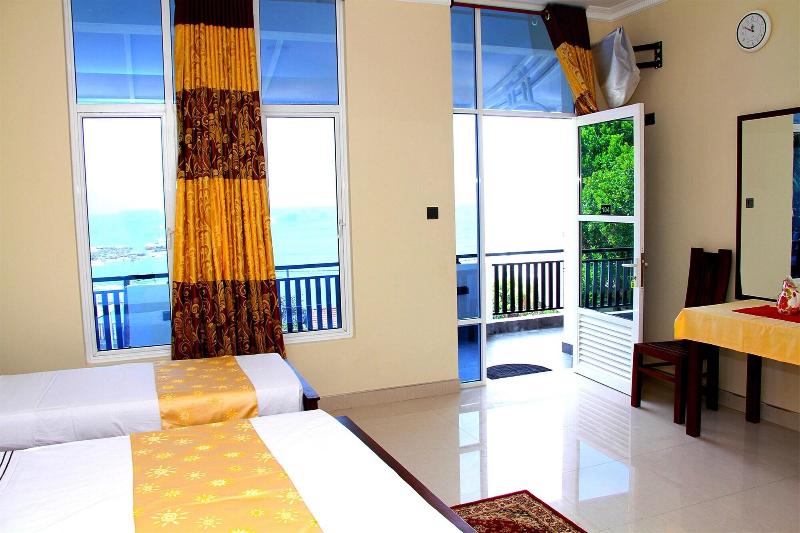 Queens Beach Hotel image