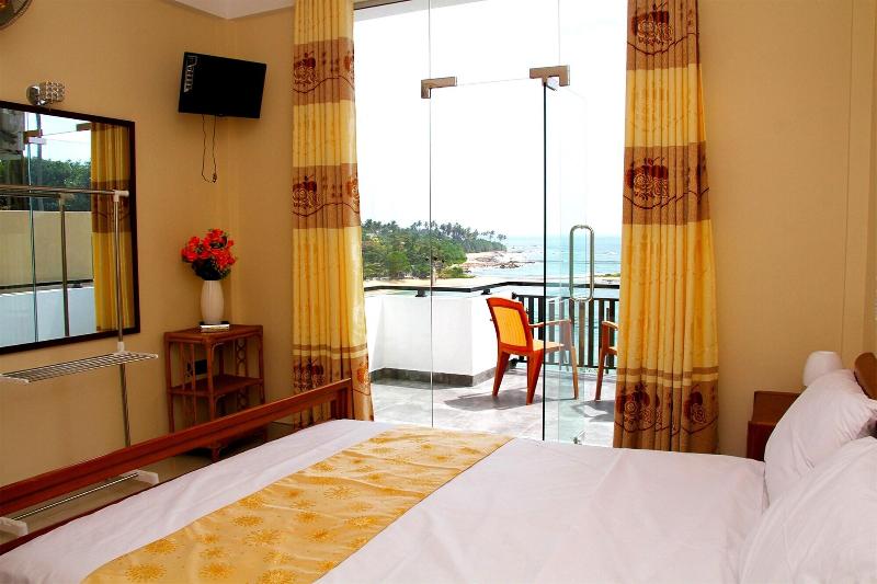 Queens Beach Hotel image