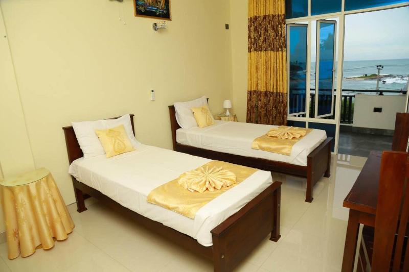 Queens Beach Hotel image
