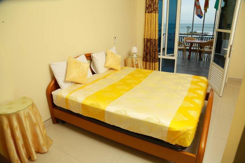 Queens Beach Hotel image