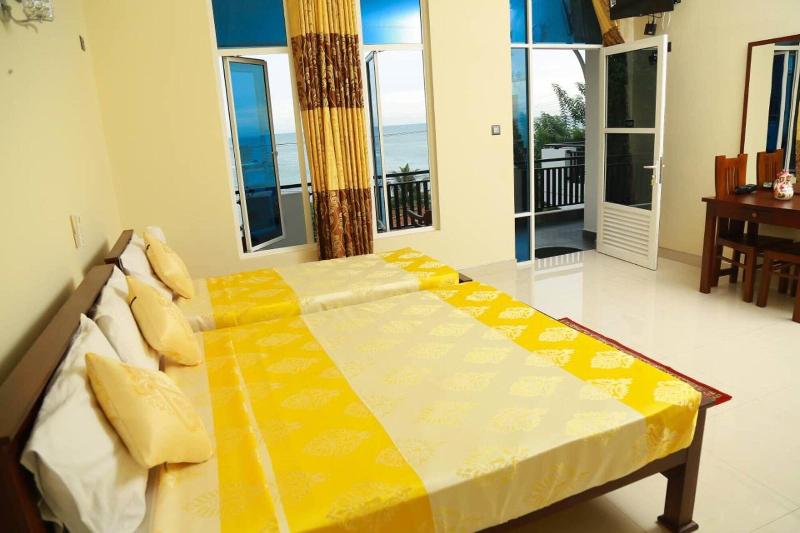 Queens Beach Hotel image