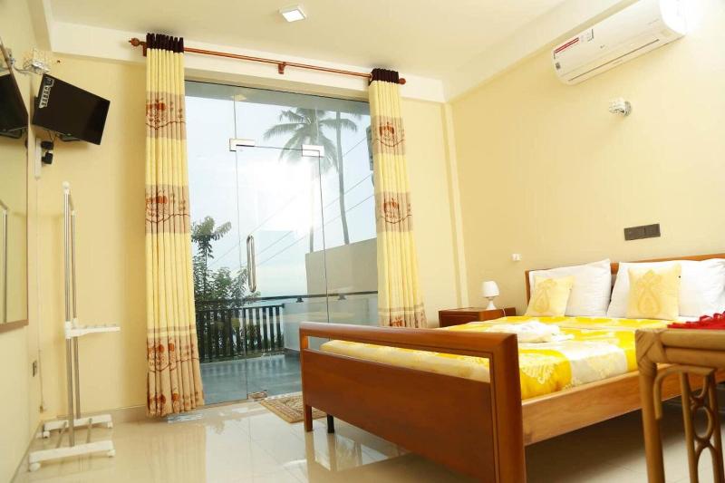 Queens Beach Hotel image