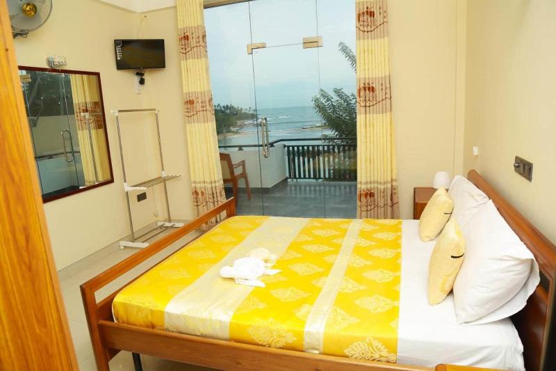 Queens Beach Hotel image