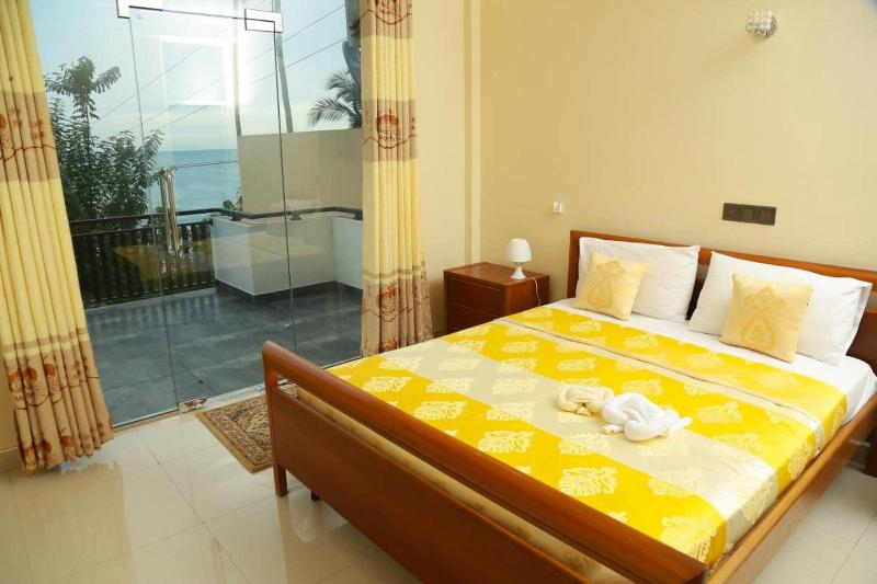 Queens Beach Hotel image