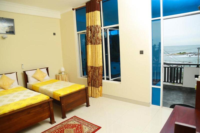Queens Beach Hotel image