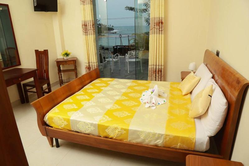 Queens Beach Hotel image