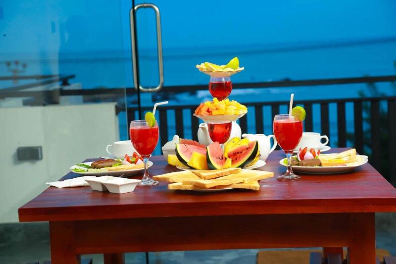 Queens Beach Hotel image