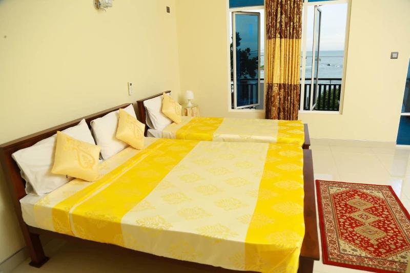 Queens Beach Hotel image