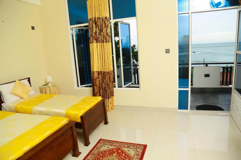 Queens Beach Hotel image